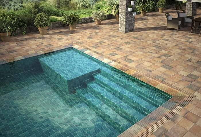Une piscine au carrelage Bali petit format